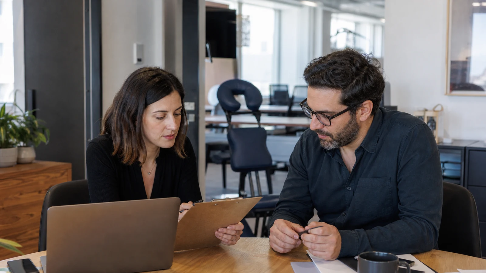 Workplace wellness checklist: τι χρειάζεται να γνωρίζει το HR πριν από μια δράση chair massage